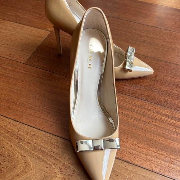 СOACH Women Nude Patent Leather With Silver Bow Heels Pumps Shoes Size 7.5 - Picture 4 of 7